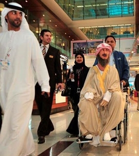 Ibn Sina chama a ateno ao circular pelo aeroporto internacional de Dubai - e viaja de primeira classe