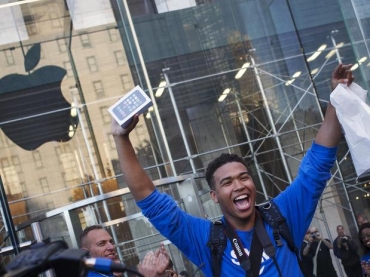 Americano Brian Ceballo esperou duas semanas na fila e foi o primeiro a sair da loja da Apple na 5 Avenida, em Nova York, como o novo iPhone 5S