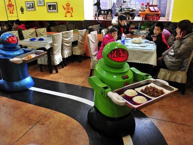 Restaurante chinês inaugura com cozinheiros e garçons robôs