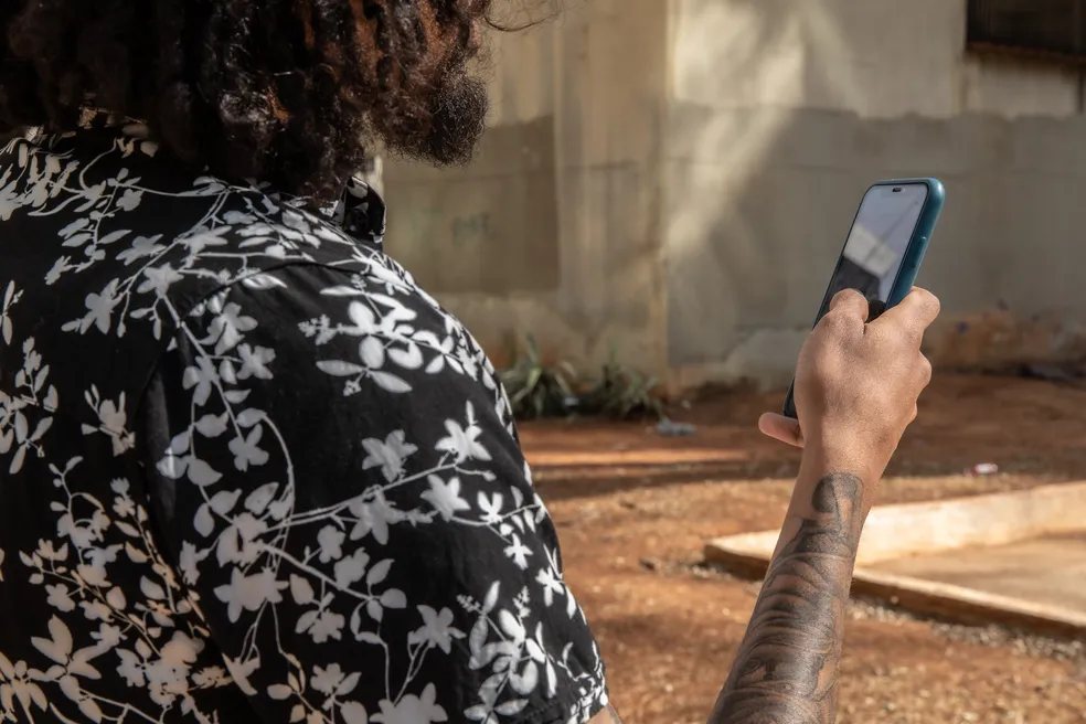 Homem com celular na mão na região central de São Paulo — Foto: Celso Tavares/g1
