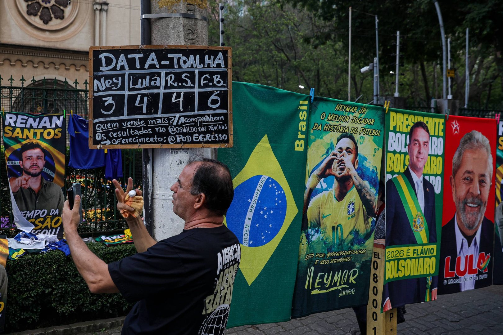 Vendedor usa 'Data-toalha' para contabilizar preferência de fregueses por Lula, Flávio e Renan Santos