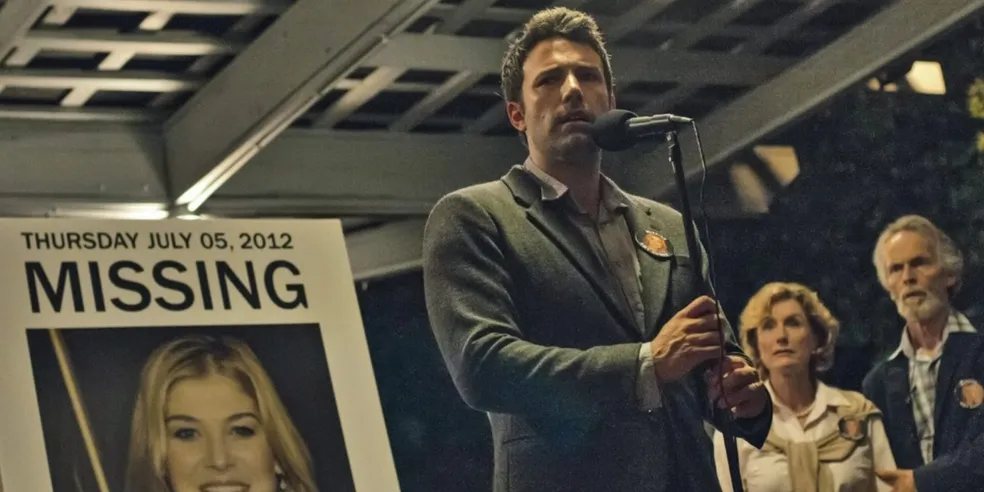 Ben Affleck protagoniza Garota Exemplar como o professor Nick Dunne, que procura pela esposa Amy, interpretada por Rosamund Pike — Foto: Reprodução/20th Century Fox