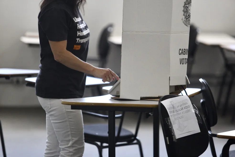 Eleitora vota em cabine de votação na Faculdade Anhanguera, em Campinas — Foto: Thomaz Marostegan/g
