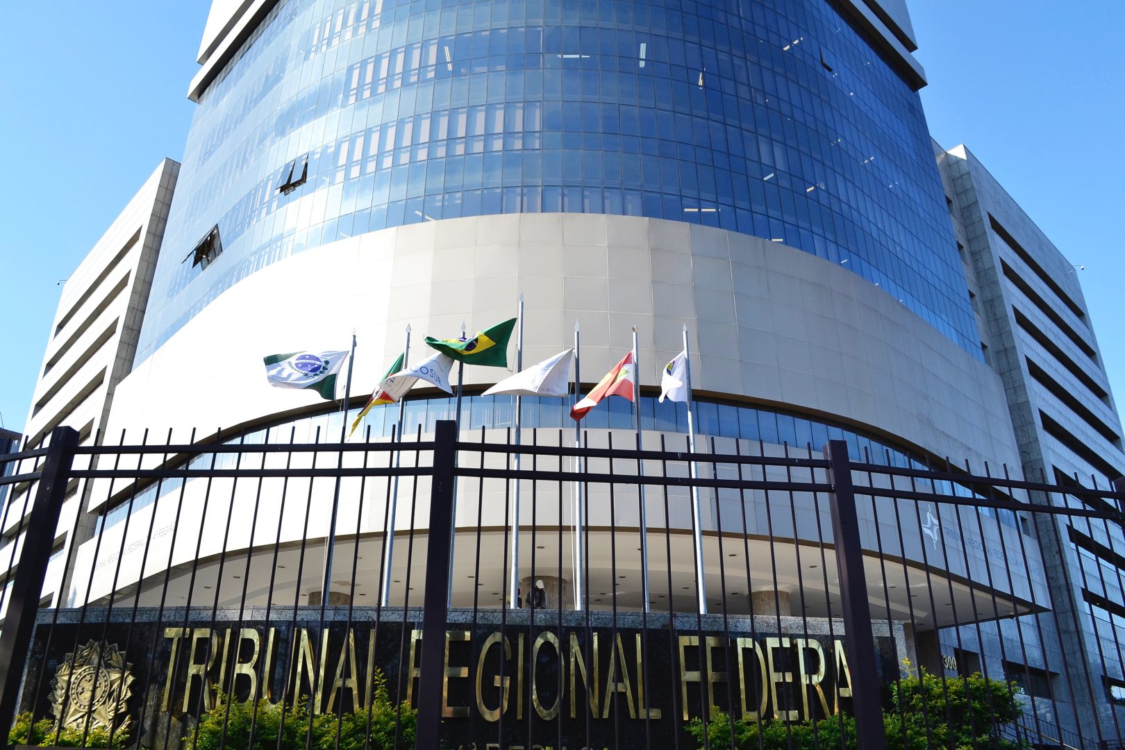 Falhas no PHP levam tribunais no Brasil e Anatel a suspender sistemas; governo emite alerta